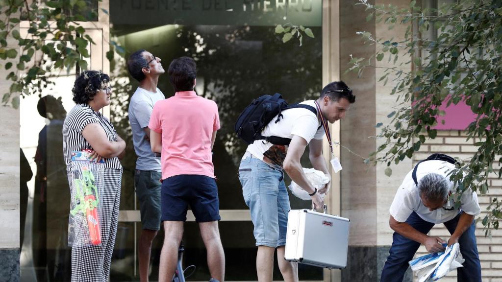 Agentes de la Policía Nacional frente al inmueble donde ocurrieron los hechos.