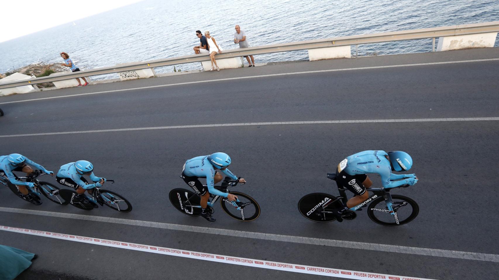 Los ciclistas del equipo Astana durante la etapa