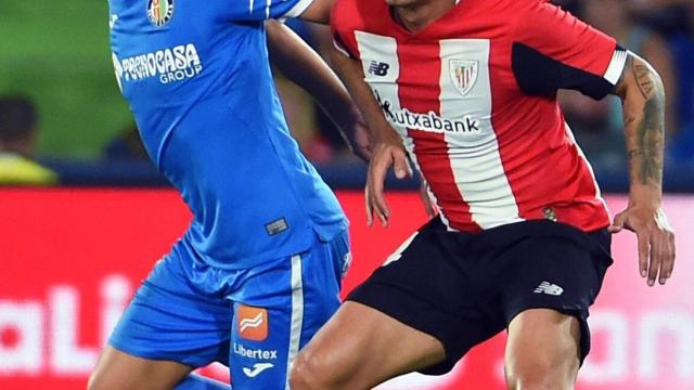 Dani García y Jaime Mata luchan por el balón durante el Getafe - Athletic