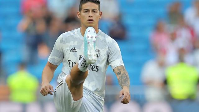 James Rodríguez calentando en el Santiago Bernabéu