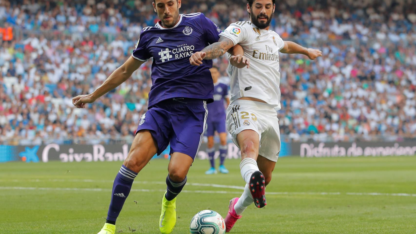 Isco y Kiko Olivas luchan por la posesión