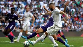 Karim Benzema dispara a puerta en el Real Madrid - Valladolid