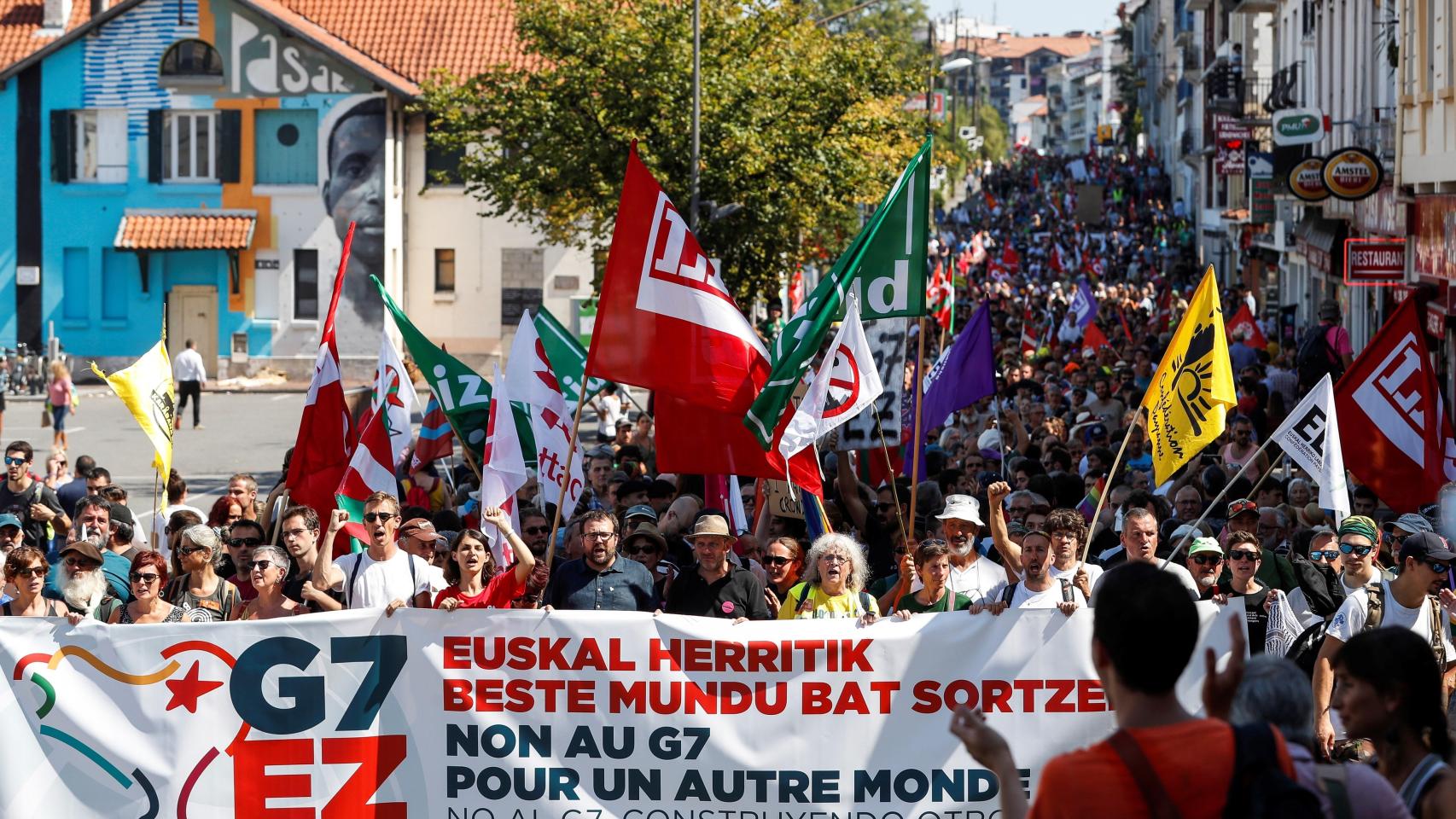 Manifestantes con banderas de lo más diversas en la contracumbre.