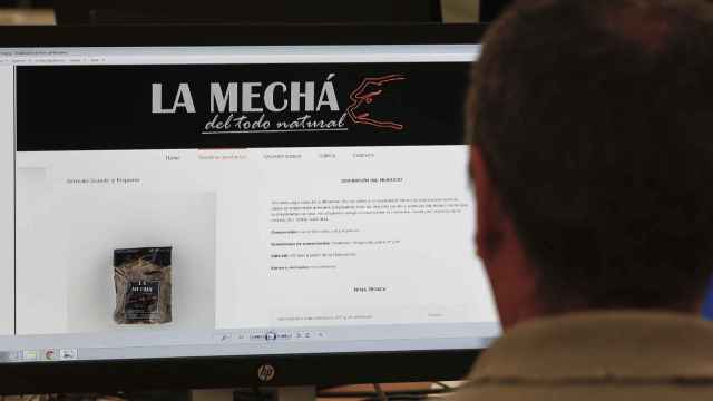 Un usuario navega por la web de Magrudis, que comercializa la carne mechada 'La Mechá'.