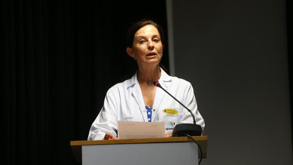 Lucía Alonso, gerente de Quirónsalud, durante la lectura del parte médico del Rey Emérito.