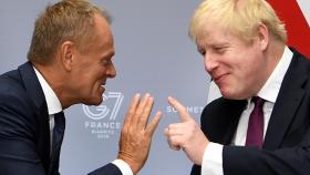 Donald Tusk y Boris Johnson durante su reunión este domingo en Biarritz