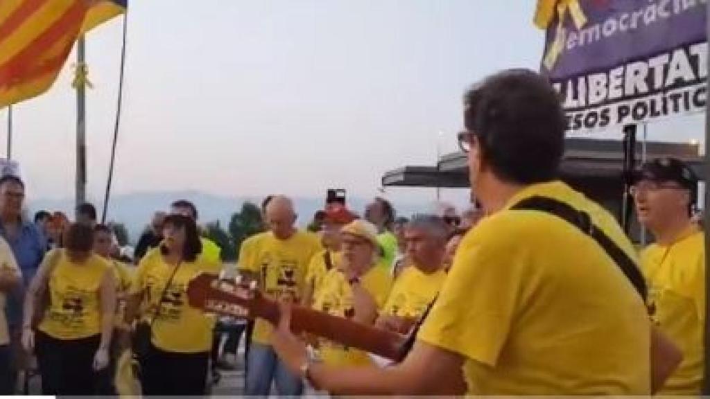 Los Cantaires de Ponent entonan su versión de Submarino Amarillo, el Lazo Amarillo.