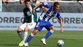 Tomás Pina pelea un balón con Didac Vilá