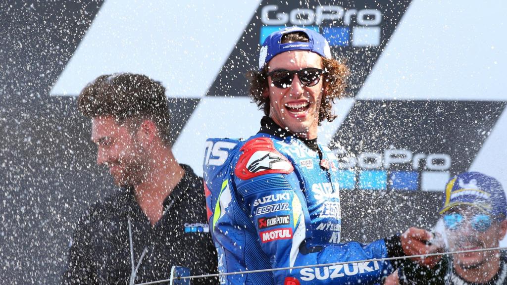 Alex Rins celebra su victoria en Silverstone