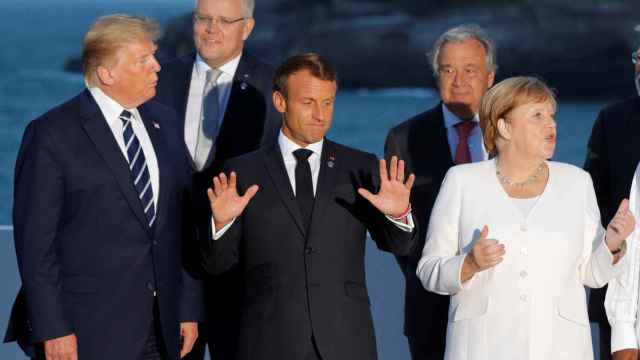Macron, en el centro, junto con Trump y Merkel, en la foto de familia del G7 en Biarritz.