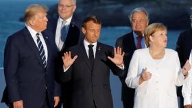 Macron, en el centro, junto con Trump y Merkel, en la foto de familia del G7 en Biarritz.