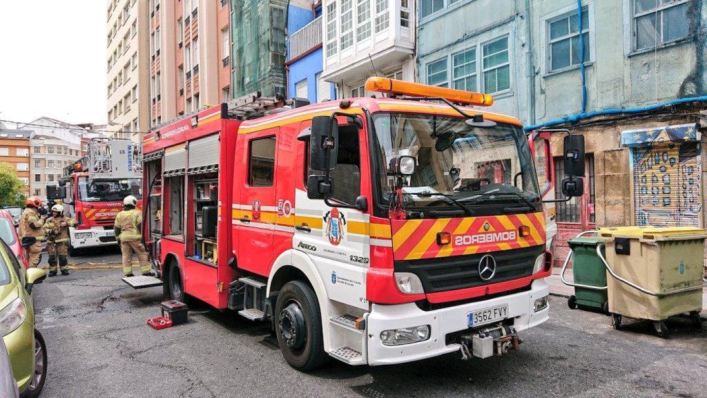 Los bomberos apagan un incendio en una casa de la calle San Juan de A Coruña