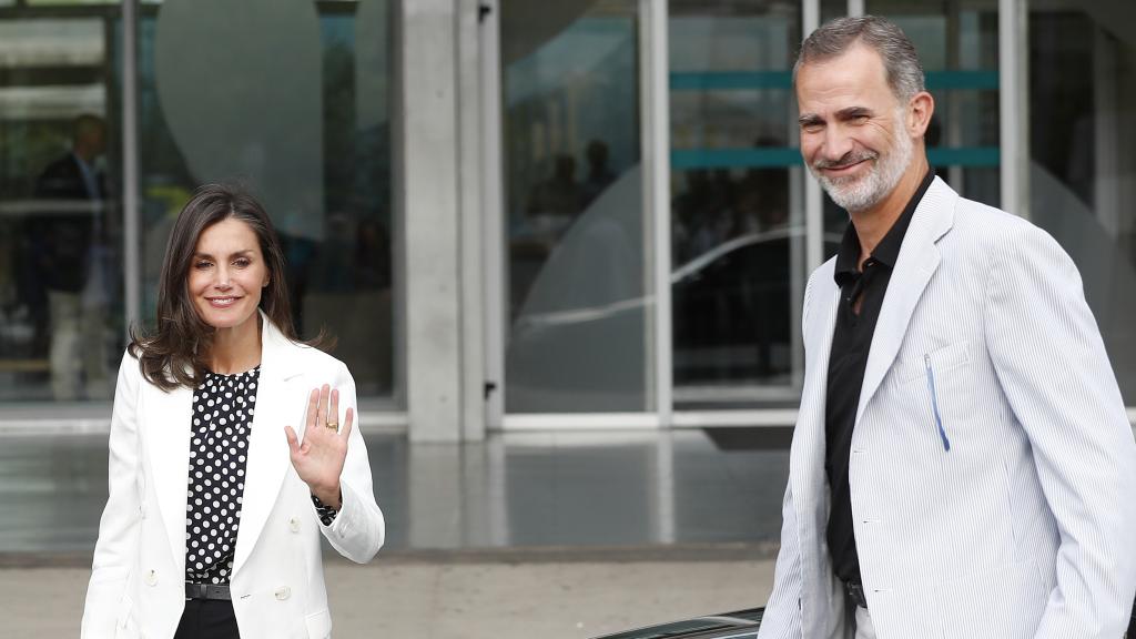Felipe y Letizia visitan a Juan Carlos I en el hospital, tras su última operación.