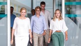 La infanta Cristina junto a sus hijos Miguel, Juan Valentín e Irene, a su salida del hospital.