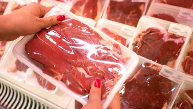 Una bandeja de carne como las que podemos encontrar en el supermercado.