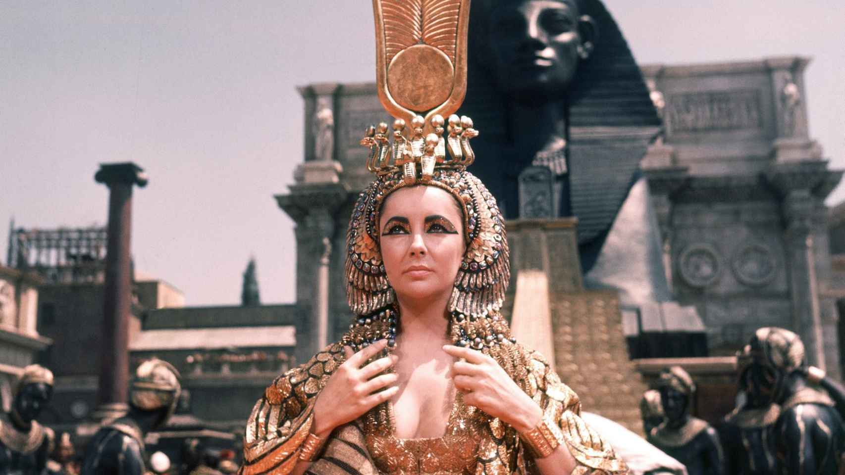 Elizabeth Taylor se maquilló como la famosa emperatriz durante la película 'Cleopatra'.