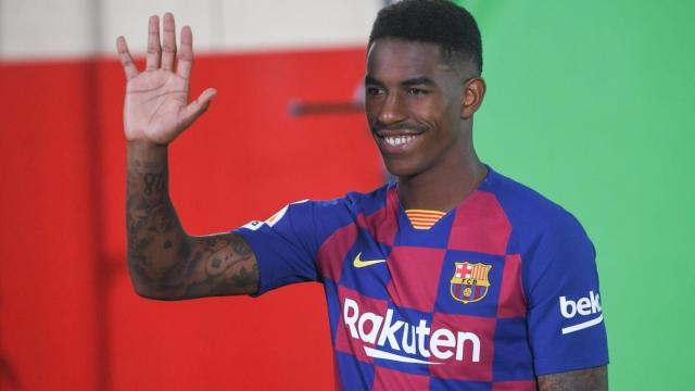 Junior Firpo en su presentación con el Barcelona. Foto: Twitter (@FCBarcelona_es)