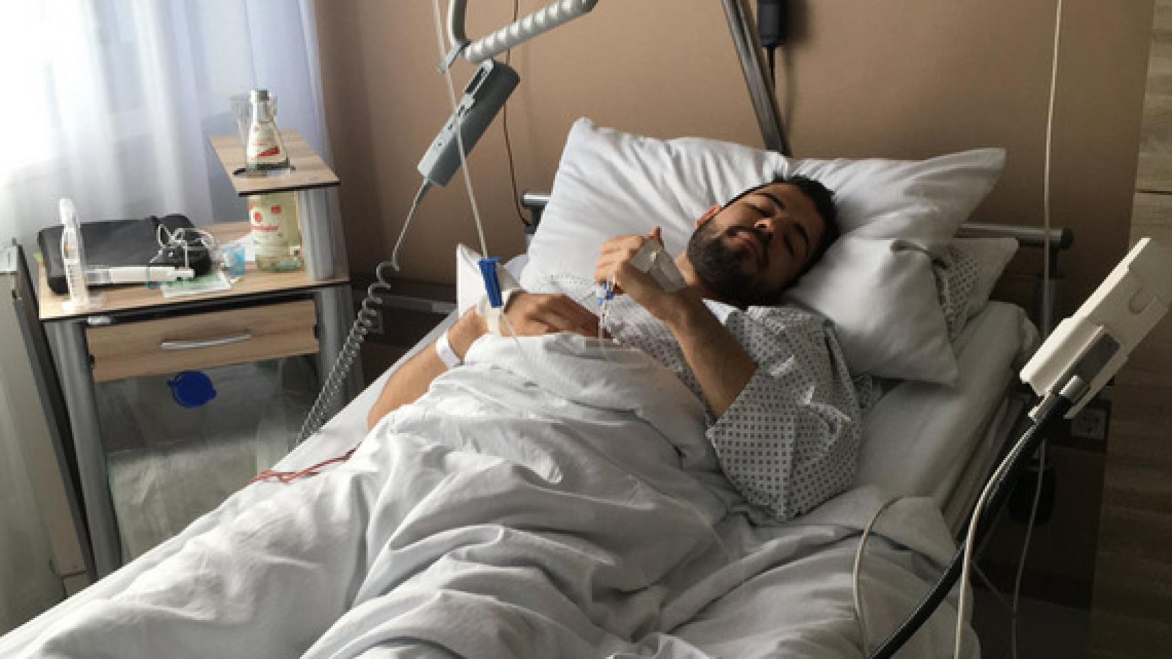 Álvaro Domínguez  tras su quinta operación. Foto: Twitter (@Adominguez15)