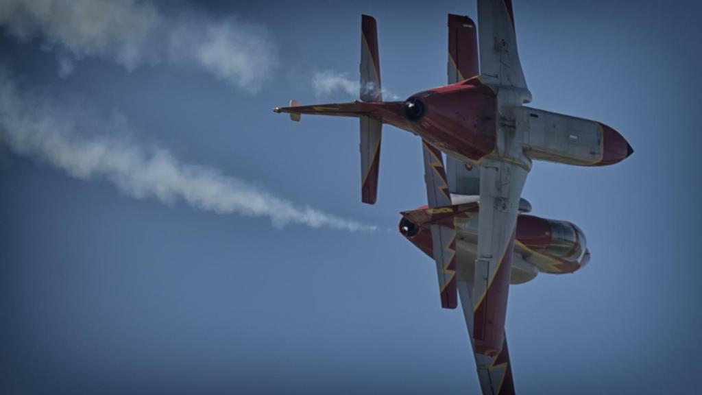 Dos C-101 de la Patrulla Águila durante una exhibición aérea.