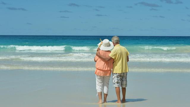 Una pareja disfrutando de un viaje del Imserso.