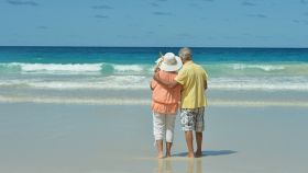 Una pareja de ancianos de vacaciones, en imagen de archivo.