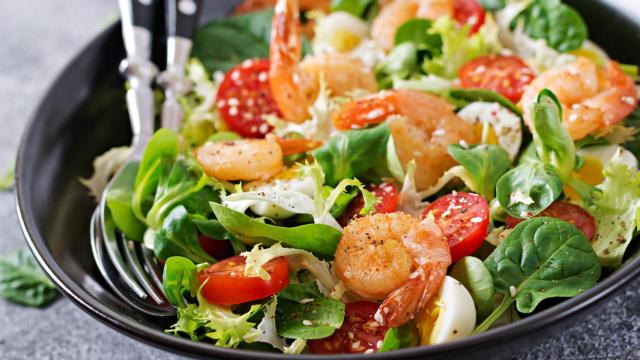 Ensalada de espinacas con gambas, receta completa y ligera