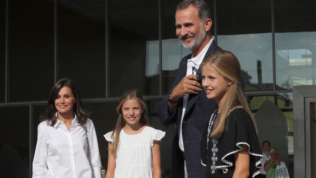 Los reyes junto a sus hijas, la princesa Leonor y la infanta Sofía a las puertas del hospital.