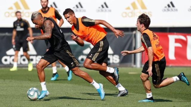 Mariano Díaz se entrena con el Real Madrid.