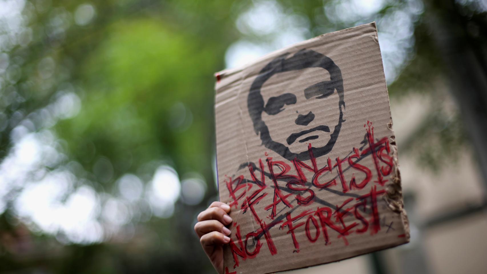 Una pancarta de protesta contra Bolsonaro por los incendios en la Amazonía.