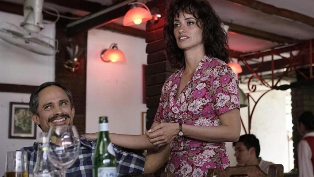 Penélope Cruz y Gael García Bernal en La red avispa, de Olivier Assayas