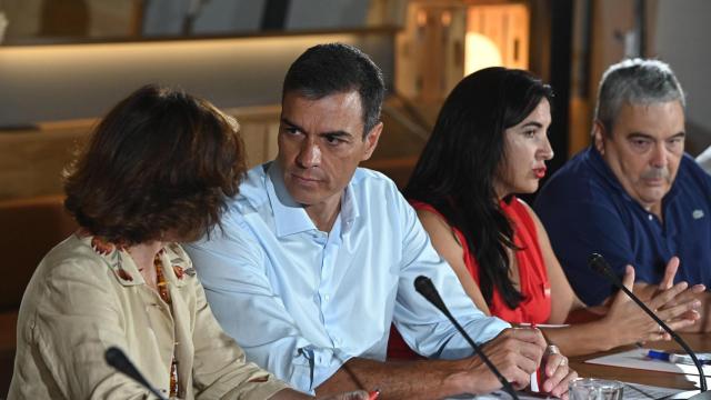 El presidente del Gobierno en funciones, Pedro Sánchez; la vicepresidenta en funciones, Carmen Calvo, y la secretaria socialista de Movimientos Sociales y Diversidad, Mónica Silvana, durante la reunión que mantuvo con colectivos sociales de diversidad.