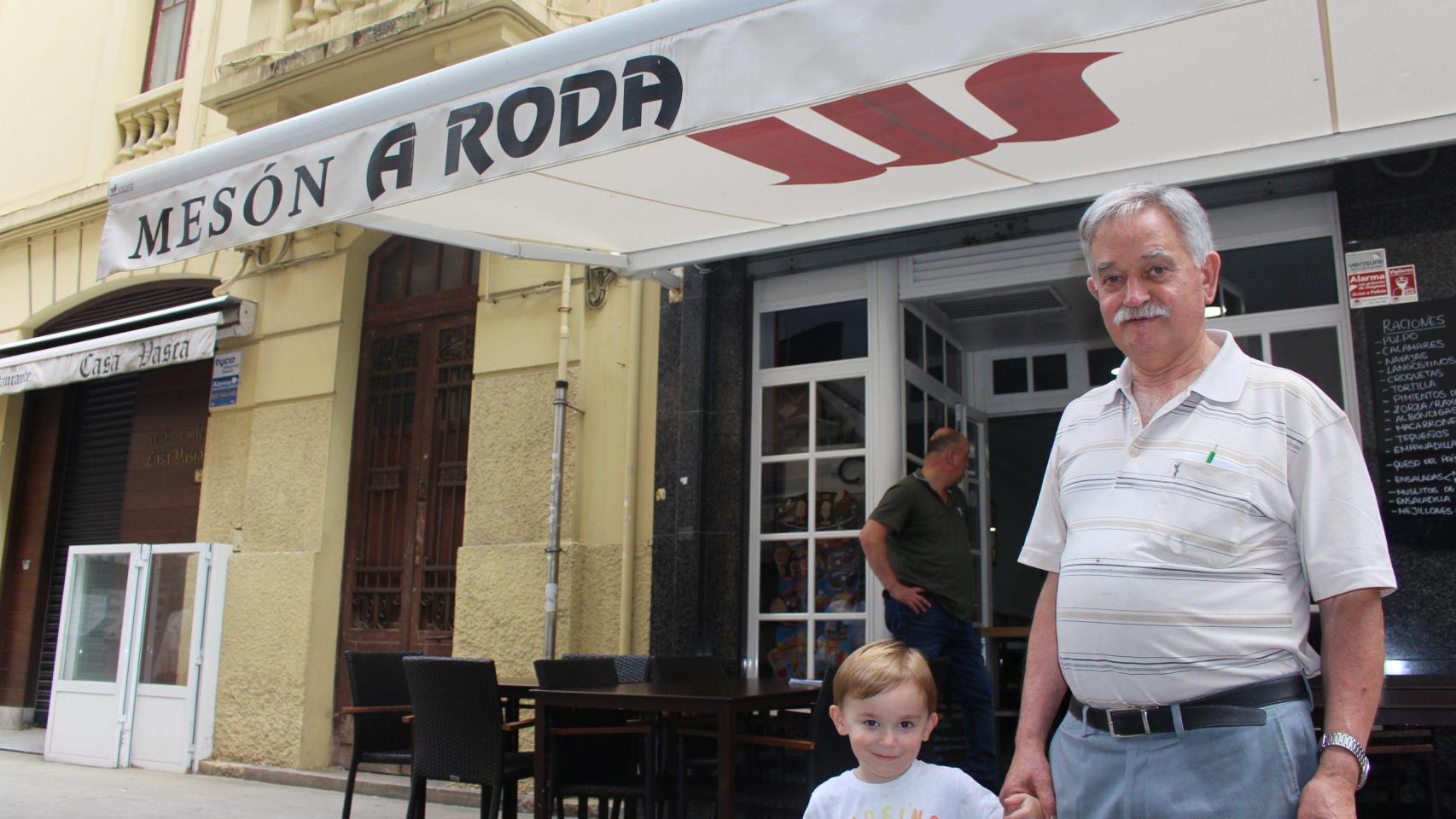 Manolo Santos, junto a su nieto, en el mesón A Roda de Capitán Troncoso.