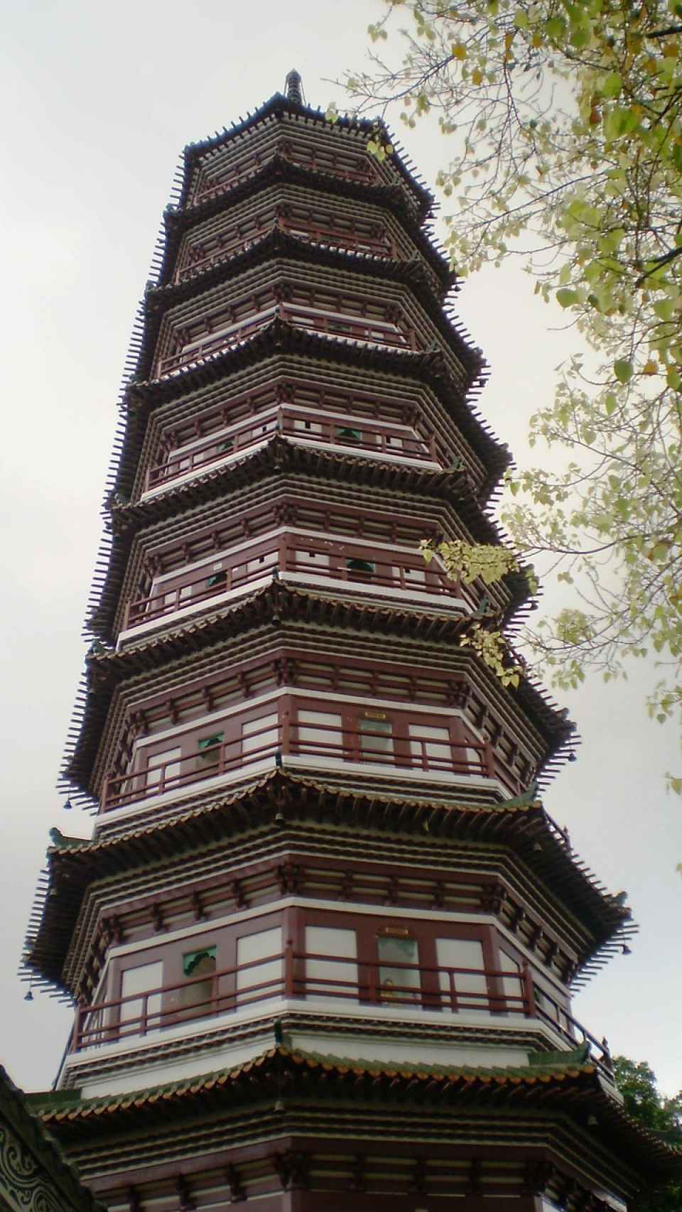 Pagoda de las Flores vista desde el suelo.