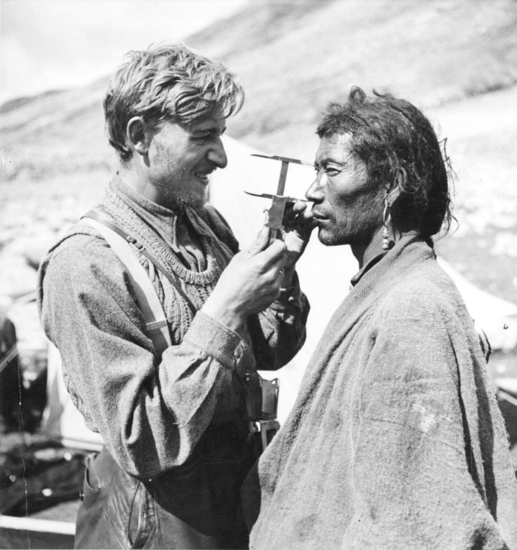 Bruno Beger tomando medidas de un habitante del Tíbet.