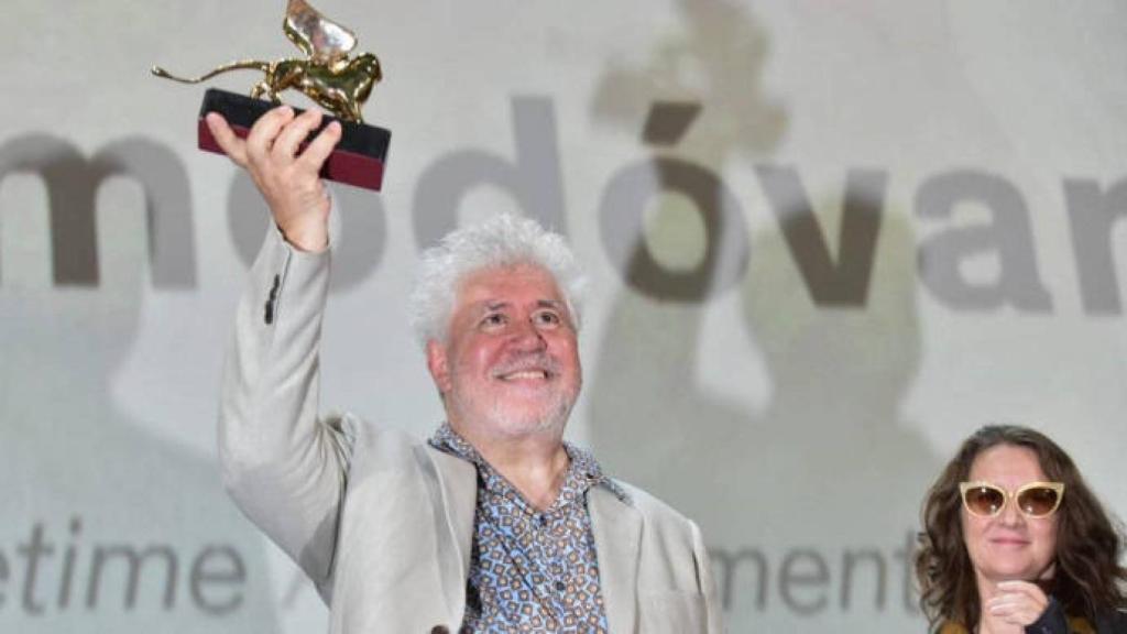 Pedro Almodóvar recogiendo el León de Oro