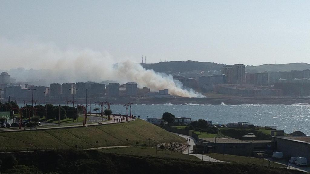 Los Bomberos de A Coruña sofocan un incendio al lado del Millenium