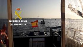 La Guardia Civil auxilia a un barco de recreo con seis personas en la ría de Ares