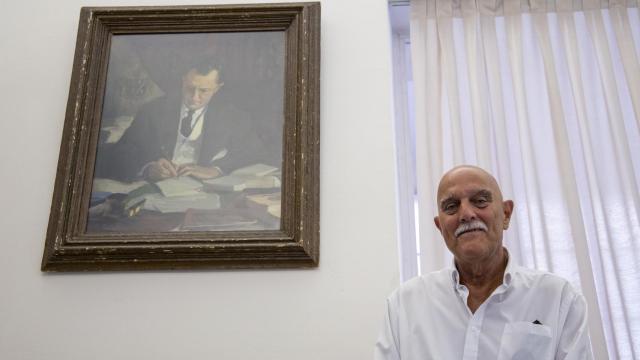 Ramiro de Maeztu y Manso de Zúñiga, conde de Maeztu, frente a un retrato de su abuelo.