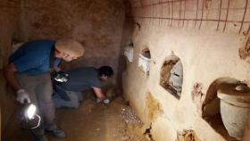 Los expertos del servicio de Arqueología en el mausoleo funerario.