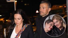 Luis Enrique y su mujer, junto a una imagen de la autora de 'El amor lo puedo todo' y su hija.