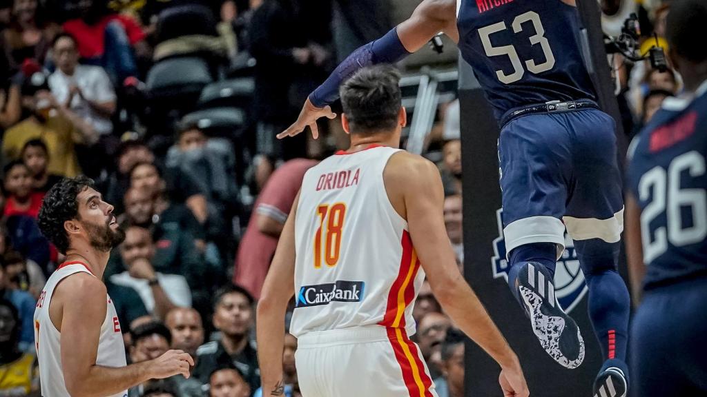 Donovan Mitchell atrapa un rebote durante el Estados Unidos - España