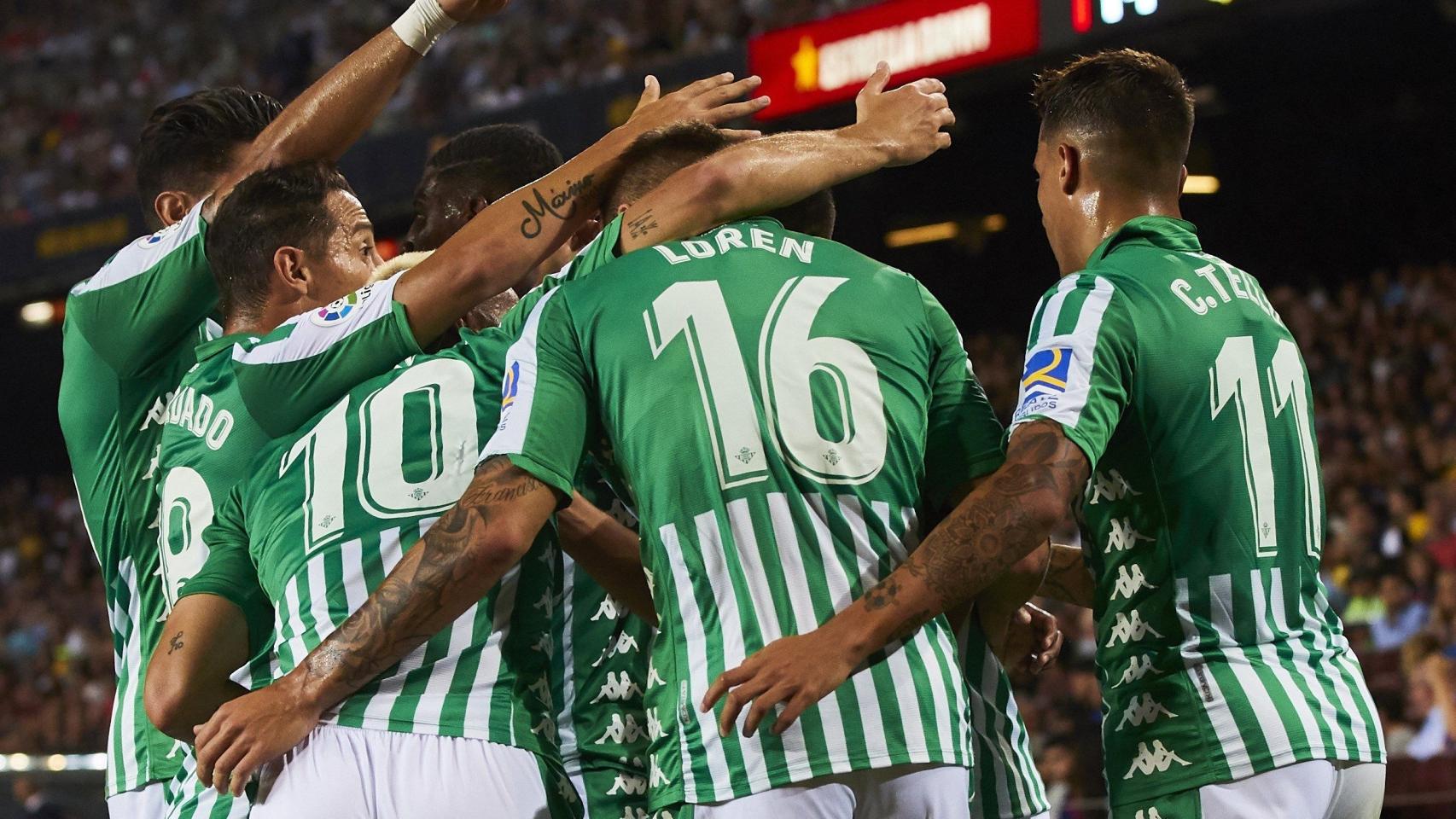 El Betis celebra un gol en el Camp Nou