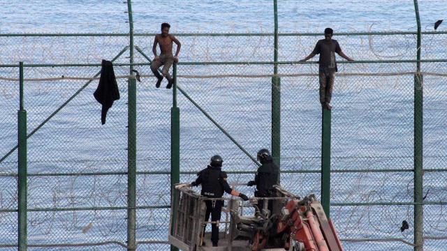 Intento de salto de la valla de Ceuta, en una imagen de archivo.