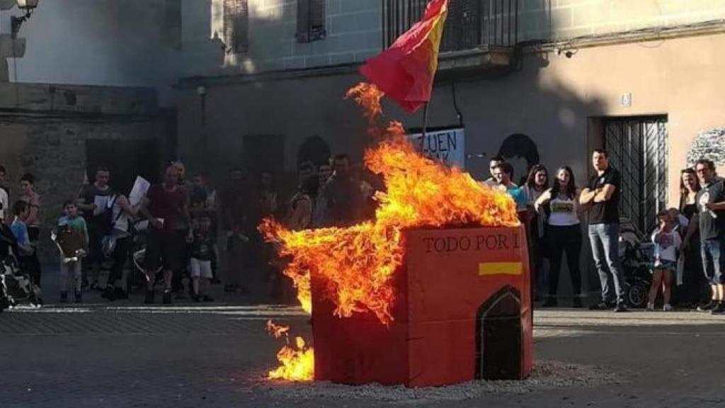 Vecinos de Alsasua queman una representación de un cuartel de la Guardia Civil, en una imagen de archivo.
