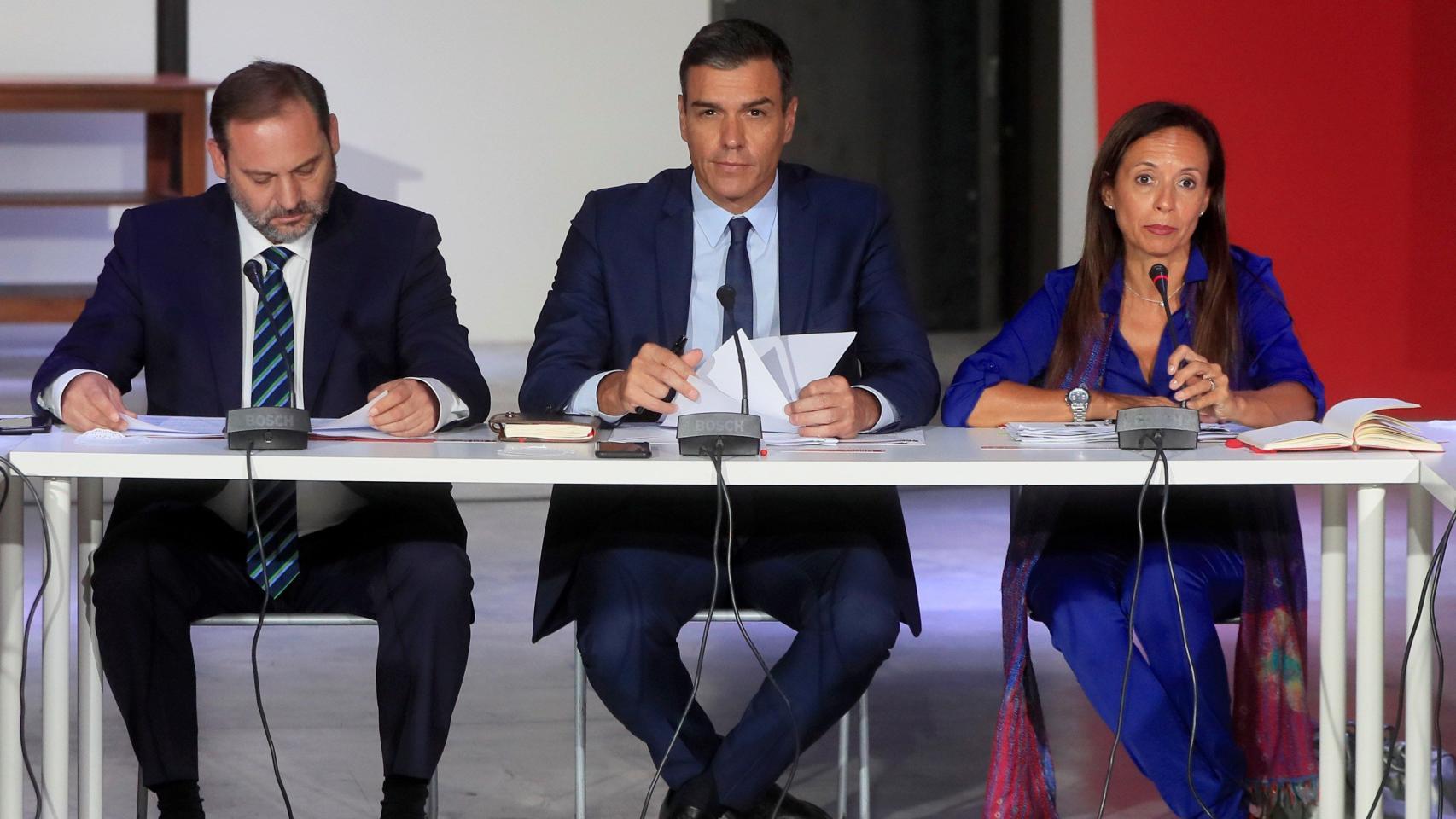 Pedro Sánchez, José Luis Ábalos y la secretaria de Ordenación del Territorio y Políticas de Vivienda, Beatriz Corredor, durante la reunión de este viernes.