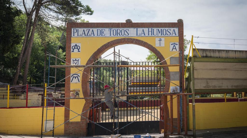 La plaza de toros de Los Santos de la Humosa se acicala antes de la gran reapertura.