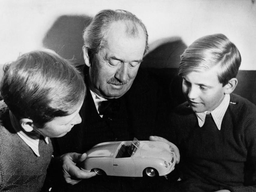 Ferdinand Piëch (derecha) junto con su abuelo, Ferdinand Porsche (centro).