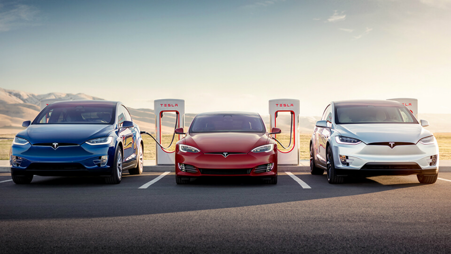 Los tres modelos de Tesla, en supercargadores