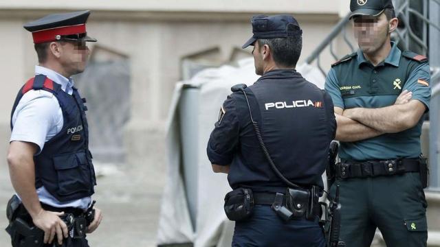 Un mosso, un policía y un guardia civil, en una imagen de archivo.