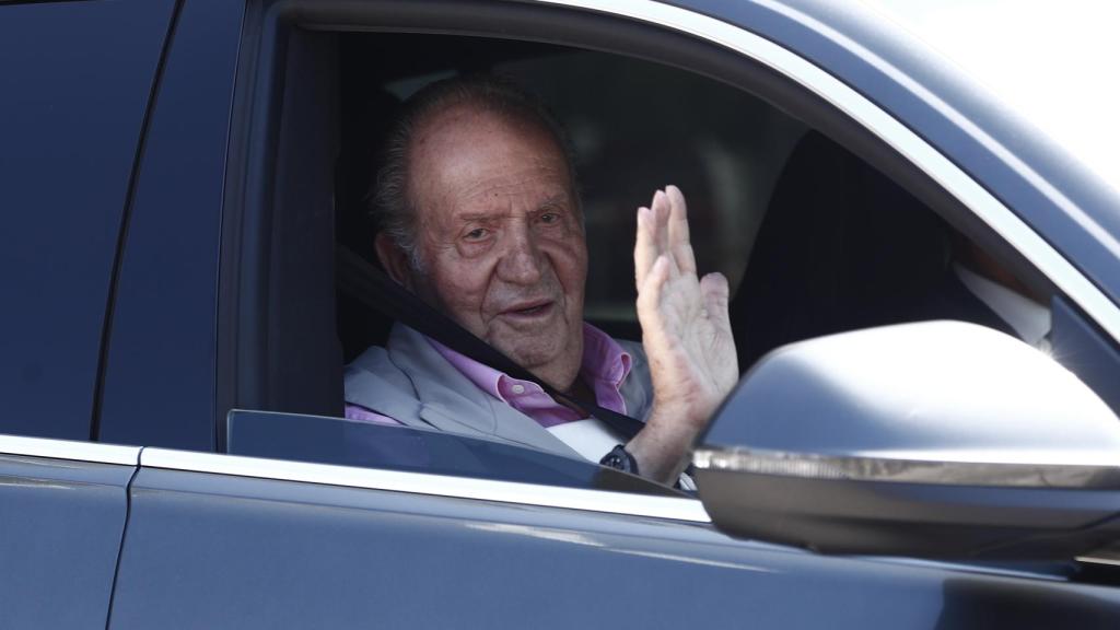 Juan Carlos saliendo del hospital.